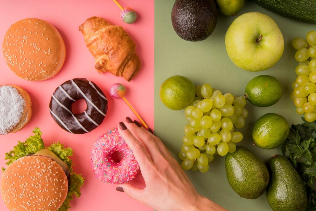 imagem contendo alimentos saudáveis como frutas e alimentos industrializados como bolachas e lanches fast food